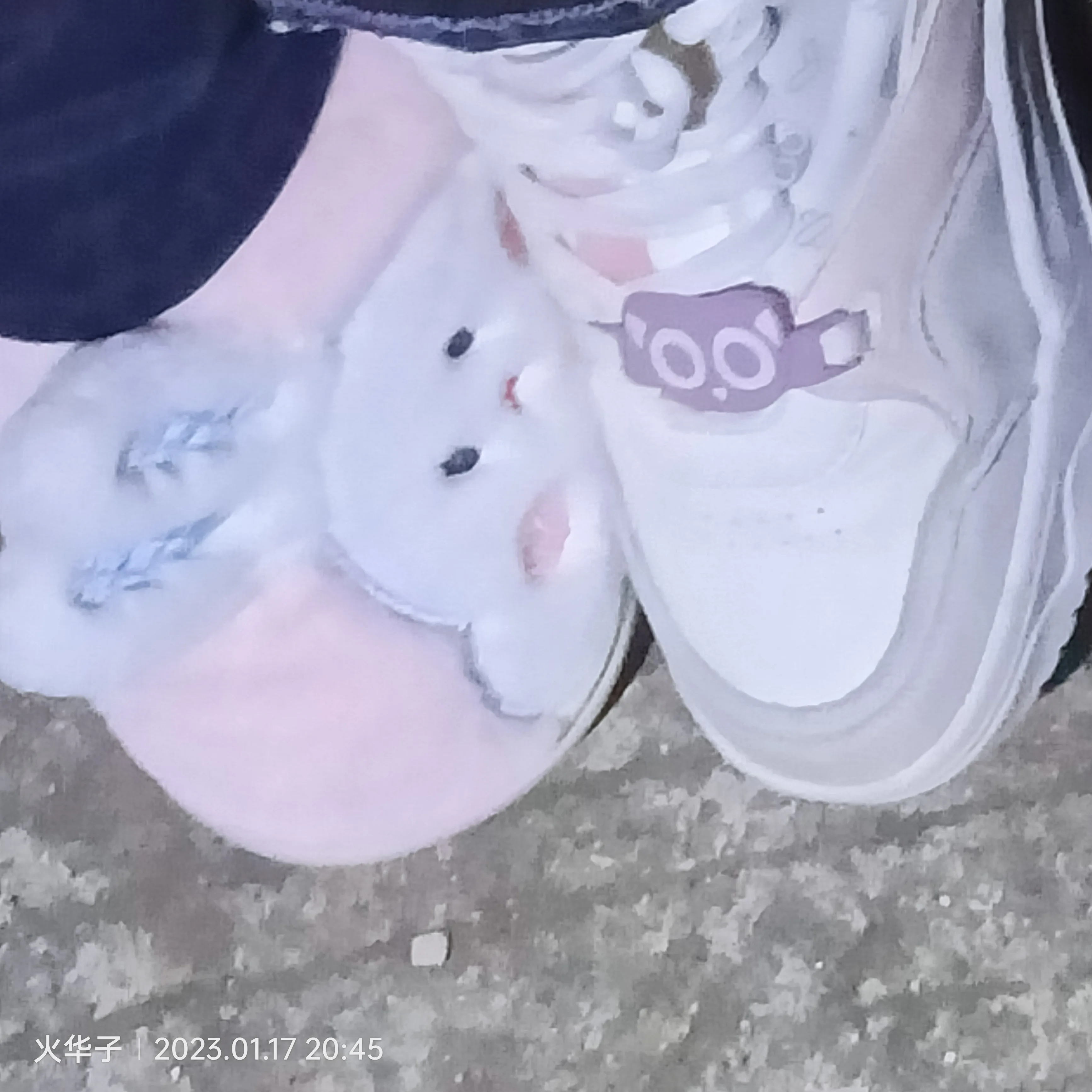 IMG20230121095558.jpg
这才是年味儿嘛~ 虽然嘴上说着无聊,但还是进行了无休止的……游戏时间(线上线下凑齐五人,直接上号!)
还有,绚烂而短暂的烟花(后来又下去到街上玩了一天,终于买到仙女棒了)还有我弟的蜜汁直男拍照技术终于奏效了一回!
也不知为什么,我总是喜欢寒假追番,可能追番的热情与冰冷的冬天更配吧。剩下的最后一篇,就留给毕业之后的那个寒假吧(貌似对执事美学有一种执着~)
后来也是因为开学就匆匆忙忙的赶回去了。怎么说呢,在学校即使知道还有十五天开学也抵挡不住说还有两天放假的心情,回家了就只能看到还有多少天上学,即使亲朋好友都说熬过这一百多天,剩下的只管交给你自己,但内心还是会焦虑,因为再美好的未来也是一个未知数,还不如眼前的实际来的快。 可能我比较现实,也可能时间比较现实。 前几天我一个比我大三岁的姑姑曾对我说,过了十八岁,接下来的日子就会变得非常快。现在想想,确实。毕竟只剩下128天了。
一切都是那么猝不及防。
虽然我好像是个悲观主义者,但还是很喜欢之前摘抄的这段话:
“一切都会过去,一切都会重生,一切都会渐渐变成我们所期待的模样。那些眼前看似遥不可及的美好,终有一天会和我们相遇,温暖我们的那份初心。”
我总想追逐时间,却总被时间追逐。 妄想着能真正当一个时间管理大师。 2023年的夏天,再见!
(第一次写有点张紧,感觉像是在记流水账qwq,很感谢哥哥,的博客朋友们,谢谢大家的鼓励,我会加油的!)
![IMG20230117204553.jpg